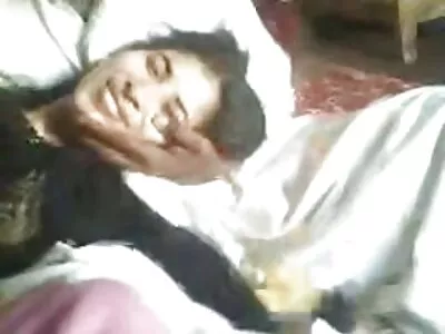 লিজা অ্যান এবং জন জন একটি বনবিড়াল দ্বারা  প্রলুব্ধ